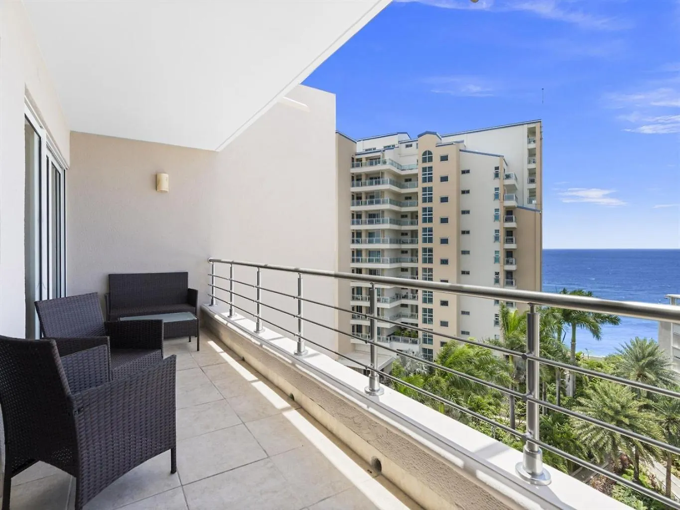 Aparthotel Crystal Waters Condo Lowlands