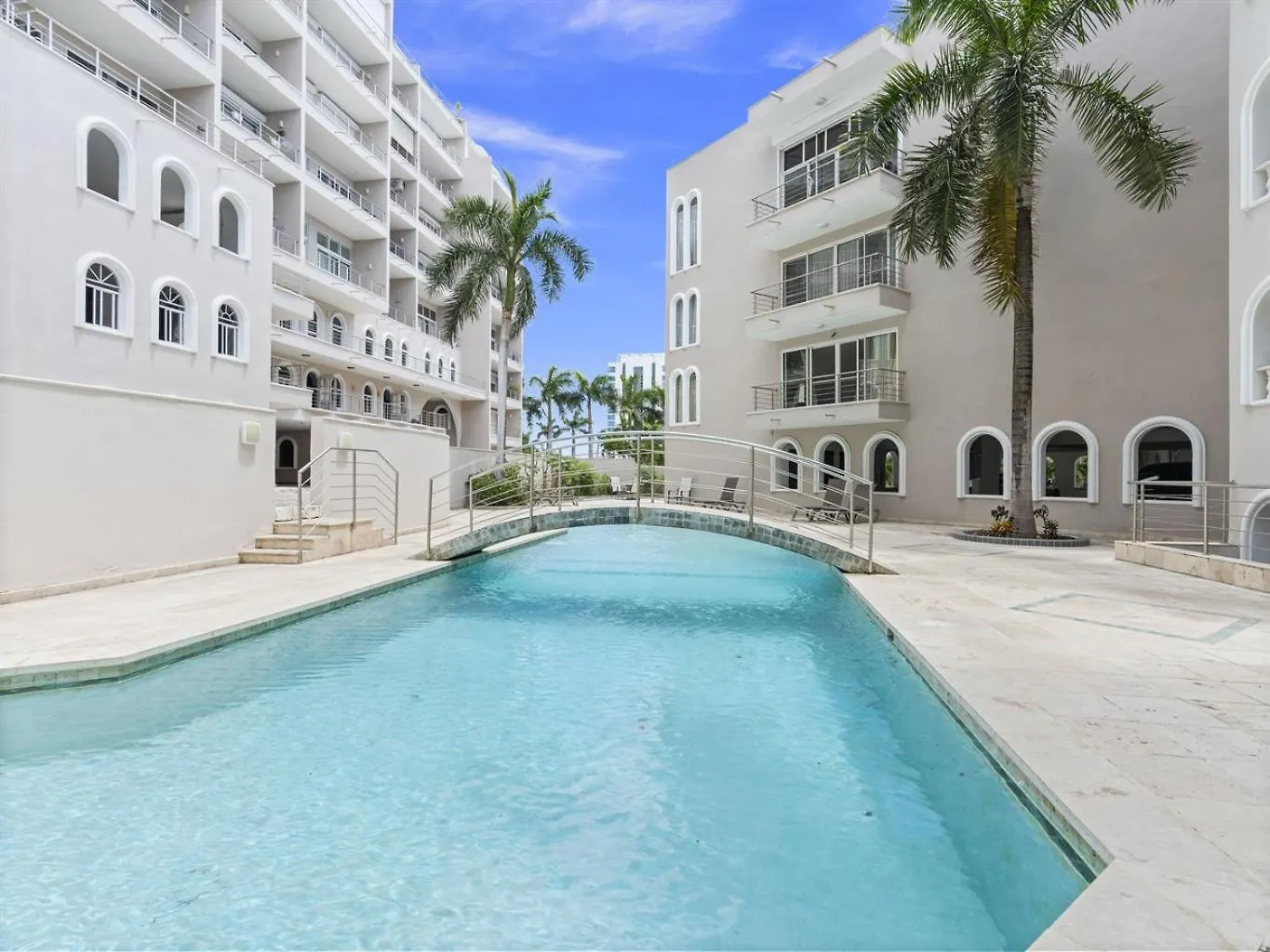 Aparthotel Crystal Waters Condo Lowlands